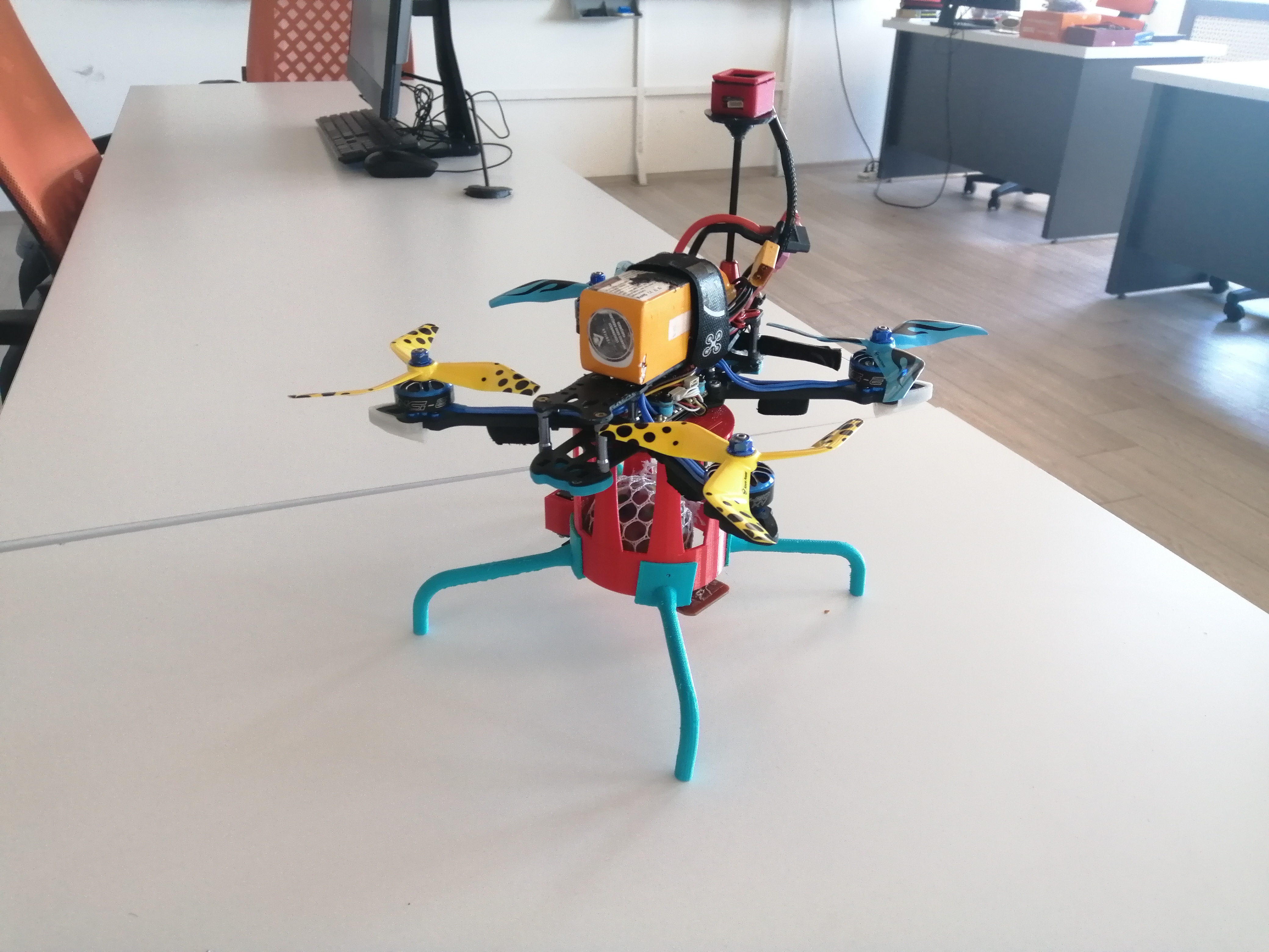 Sivas Bilişim Lisesini kazandığım sene okulumuz Teknofest 2020 Otonom İha kategorisi Türkiye şampiyonu olması üzere ihalar üzerine ilgim oluştu ve FPV dronlar otonom dronlar, iha tasarım, yapım, test süreci hakkında daha fazla şey öğrenmek amacıyla okulumuzun Ar-Ge ekibine katıldım. İlk önce fusion 360 programında temel çizimler yapmaya başladım ardından cihazlara uygun motor, uygun motor sürücü, uygun kontrol kartı nasıl seçilir, nelere dikkat edilmelidir bunları tecrübe ettim ardından fpv dron simulatörlerinde kendimi geliştirmeye çalıştım ve lise hayatım boyunca her sene yarışmalara katılmaya çalıştım. Bu süre zarfında birçok gösteri uçuşu, test uçuşu gerçekleştirerek bir yandan hobi olarak yaptığım fpv drone pilotluğumu geliştirme fırsatı buldum.

https://sivas.meb.gov.tr/www/sivas-belediye-baskani-hilmi-bilgin-bilisim-teknolojileri-lisesinde-ogretmen-ve-ogrencilerle-bir-arada/icerik/5046
---------------------
Genel olarak bu süreçte edindiğim beceriler:
-Fusion 360 ( 6/10 )
-Arduino ( 5/10 )
-FPV Simulatörler ( 7/10 )
-İha 0 Pilotluğu ( 7/10 )
-Elektronik devre tasarımı ( 4/10 )
