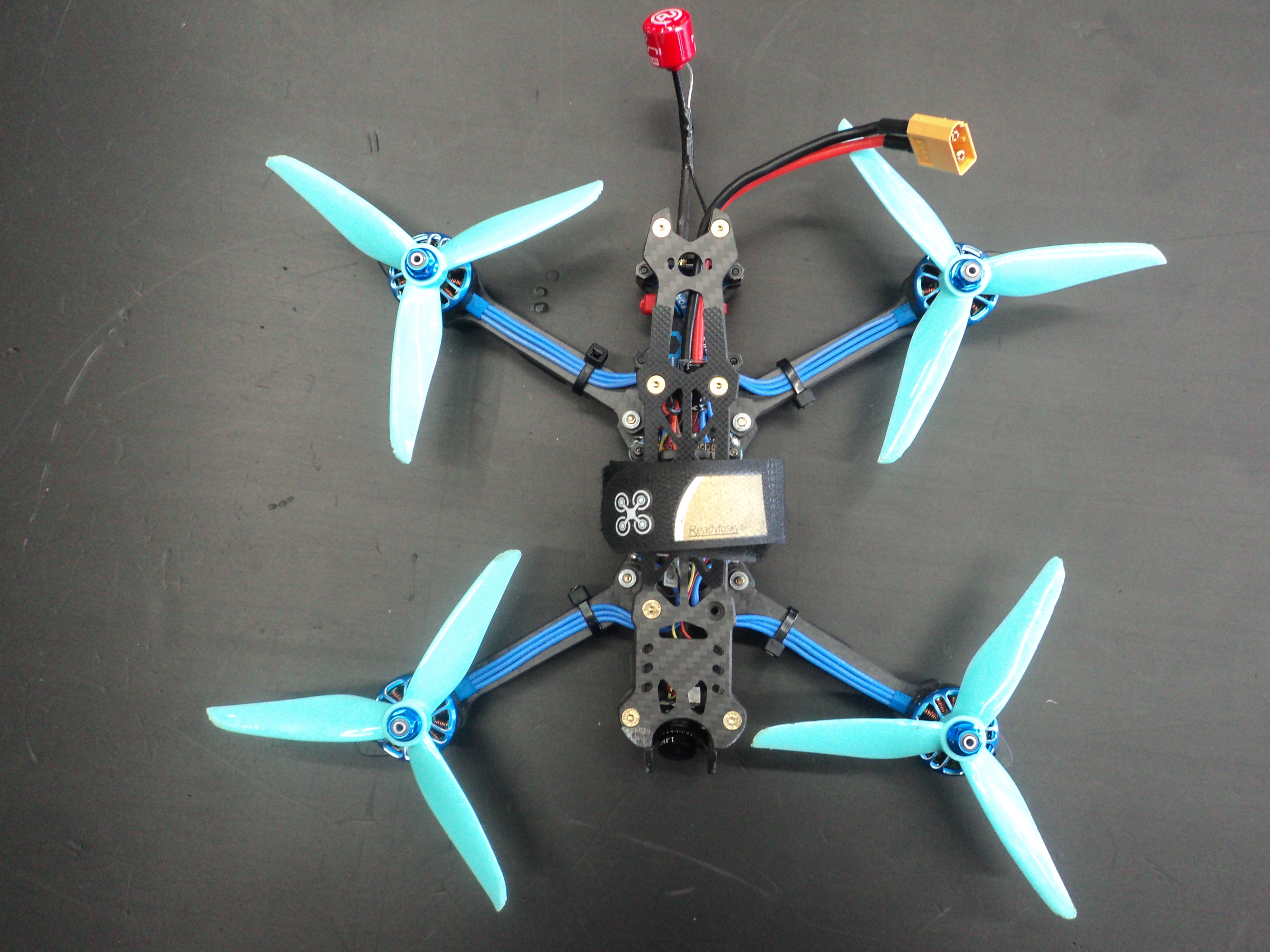 Sivas Bilişim Lisesini kazandığım sene okulumuz Teknofest 2020 Otonom İha kategorisi Türkiye şampiyonu olması üzere ihalar üzerine ilgim oluştu ve FPV dronlar otonom dronlar, iha tasarım, yapım, test süreci hakkında daha fazla şey öğrenmek amacıyla okulumuzun Ar-Ge ekibine katıldım. İlk önce fusion 360 programında temel çizimler yapmaya başladım ardından cihazlara uygun motor, uygun motor sürücü, uygun kontrol kartı nasıl seçilir, nelere dikkat edilmelidir bunları tecrübe ettim ardından fpv dron simulatörlerinde kendimi geliştirmeye çalıştım ve lise hayatım boyunca her sene yarışmalara katılmaya çalıştım. Bu süre zarfında birçok gösteri uçuşu, test uçuşu gerçekleştirerek bir yandan hobi olarak yaptığım fpv drone pilotluğumu geliştirme fırsatı buldum.

https://sivas.meb.gov.tr/www/sivas-belediye-baskani-hilmi-bilgin-bilisim-teknolojileri-lisesinde-ogretmen-ve-ogrencilerle-bir-arada/icerik/5046
---------------------
Genel olarak bu süreçte edindiğim beceriler:
-Fusion 360 ( 6/10 )
-Arduino ( 5/10 )
-FPV Simulatörler ( 7/10 )
-İha 0 Pilotluğu ( 7/10 )
-Elektronik devre tasarımı ( 4/10 )