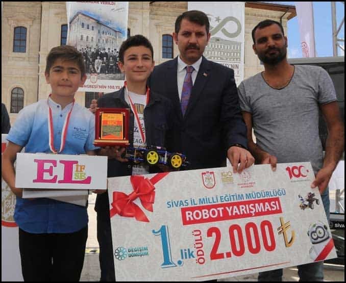 Henüz 7. sınıftayken, çocuklara algoritma öğretmek amacıyla geliştirdiğimiz ElifSe adlı projesiyle, Sivas Kongresi’nin 100. yılına özel düzenlenen robot yarışmasında 1.lik derecesi kazandım. O yaşlarda algoritma mantığını sade, anlaşılır ve eğlenceli hâle getirme hedefiyle yola çıkmıştım ve bu başarı benim için unutulmaz bir deneyim oldu.

Ayrıca yazılım, elektrik elektronik alanına yönlenmemde ve lise tercihimi Sivas bilişim teknolojilerinden yana yapmamda için de önemli rol oynayan bir başarıydı.

Yıllar sonra, projeyi yeniden ele alıp günümüz standartlarına uygun şekilde tasarımını, yazılımını ve dokümantasyonunu tamamen baştan oluşturdum. Şimdi ElifSe’yi dijital bir proje hâline getirerek GitHub üzerinde herkesin erişebileceği şekilde paylaştım.

Projede emeği geçen, destek veren isimlere tekrar teşekkür ediyorum:  
Osman Batur Dağdeviren, Özgür Şeremet öğretmenlerim ve Muhammet Şahin Şar.

📌 Projenin yeni halini GitHub’da inceleyebilirsiniz:

- https://ozgurseremet.com/sivas-robot-yarismasi-derecelerimiz/  
- http://www.sivas.gov.tr/okullar-arasi-robot-yarislari-basladi