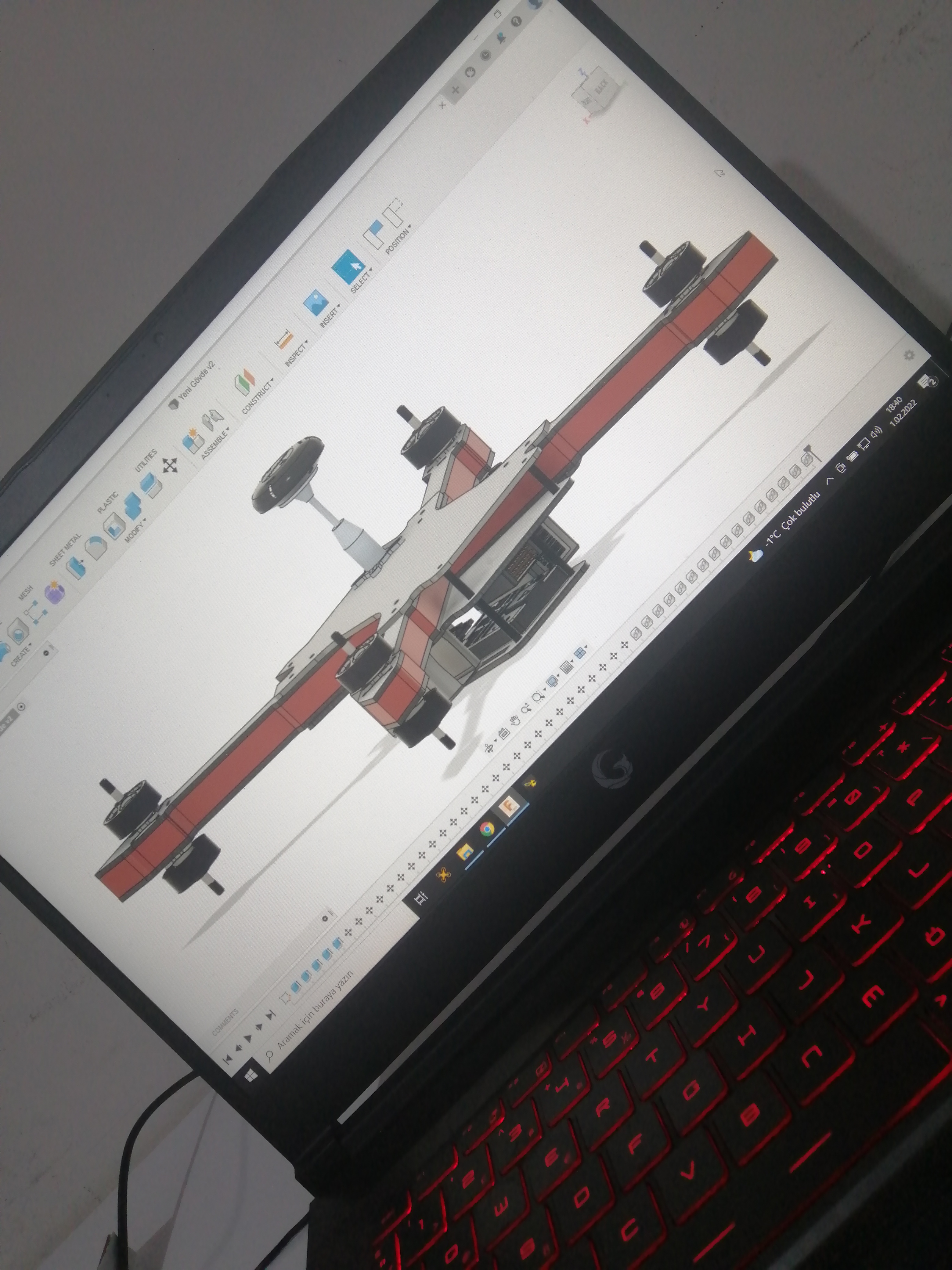 Sivas Bilişim Lisesini kazandığım sene okulumuz Teknofest 2020 Otonom İha kategorisi Türkiye şampiyonu olması üzere ihalar üzerine ilgim oluştu ve FPV dronlar otonom dronlar, iha tasarım, yapım, test süreci hakkında daha fazla şey öğrenmek amacıyla okulumuzun Ar-Ge ekibine katıldım. İlk önce fusion 360 programında temel çizimler yapmaya başladım ardından cihazlara uygun motor, uygun motor sürücü, uygun kontrol kartı nasıl seçilir, nelere dikkat edilmelidir bunları tecrübe ettim ardından fpv dron simulatörlerinde kendimi geliştirmeye çalıştım ve lise hayatım boyunca her sene yarışmalara katılmaya çalıştım. Bu süre zarfında birçok gösteri uçuşu, test uçuşu gerçekleştirerek bir yandan hobi olarak yaptığım fpv drone pilotluğumu geliştirme fırsatı buldum.

https://sivas.meb.gov.tr/www/sivas-belediye-baskani-hilmi-bilgin-bilisim-teknolojileri-lisesinde-ogretmen-ve-ogrencilerle-bir-arada/icerik/5046
---------------------
Genel olarak bu süreçte edindiğim beceriler:
-Fusion 360 ( 6/10 )
-Arduino ( 5/10 )
-FPV Simulatörler ( 7/10 )
-İha 0 Pilotluğu ( 7/10 )
-Elektronik devre tasarımı ( 4/10 )