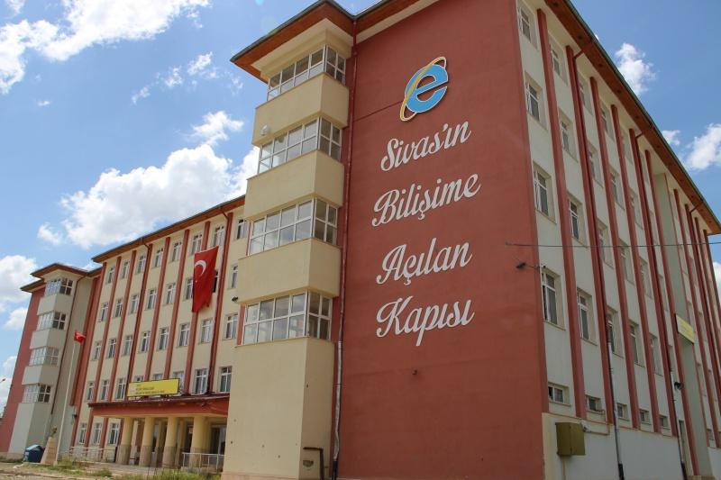Elektrik elektronik, tasarım, yazılım gibi alanlara ilgimin olmasını keşfetmem üzerine lise tercihimi Sivas Bilişim Teknolojileri Mesleki ve Teknik Anadolu Lisesi'nden yana yaptım. Lise hayatım boyunca öğrencilik yaptığım tüm öğretmenlerimle ve arkadaşlık ettiğim tüm öğrencilerle gurur ve mutluluk duyuyorum.